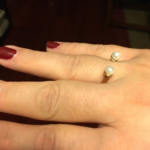 Ring- faux pearl and gold player. Size 6.5 - Picture 2 of 3