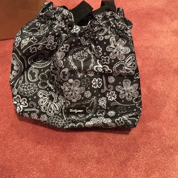 Thirty-one Handbags - Thirty-one black & white floral cinched lunch bag