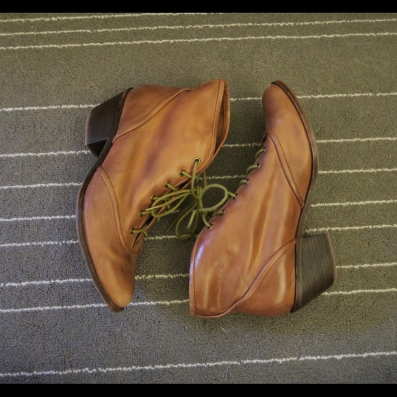 Fall essential!! Lovely booties! 🍂👢