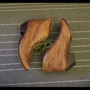 Fall essential!! Lovely booties! 🍂👢