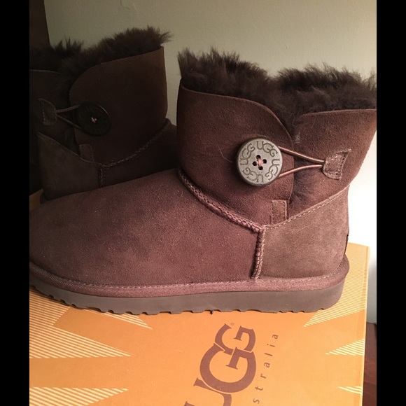 UGG BOOTS - Brown Mini Bailey Button - Size 8