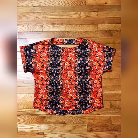 Forever21 silky smooth top with cut out back - Picture 2 of 4