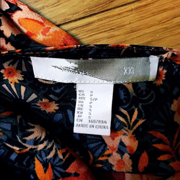 Forever21 silky smooth top with cut out back - Picture 4 of 4