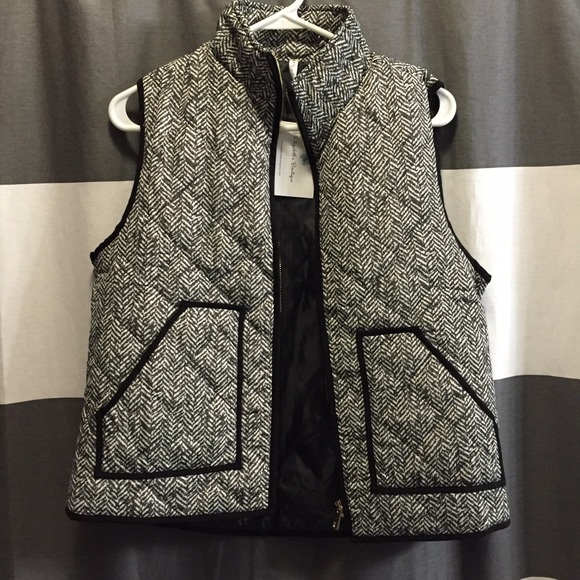 Thin "puffy" herringbone design vest.