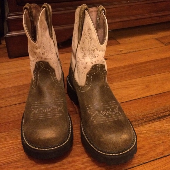 Ariat 9B Cowgirl boots