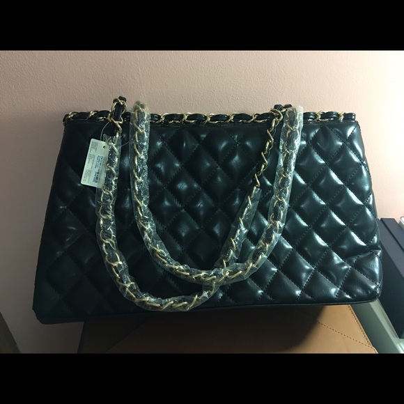 Forever 21 Handbags - Forever 21 Faux Leather Quilted Bag