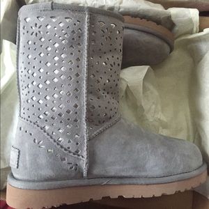 UGG classic boots. New, in box.Never worn, size 7