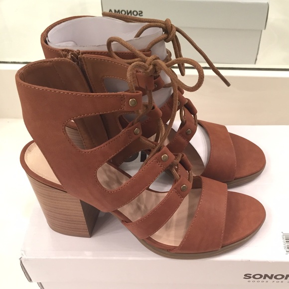 ⭐️SOLD⭐️🆕Brown Heel Sandals🆕 - Picture 3 of 4