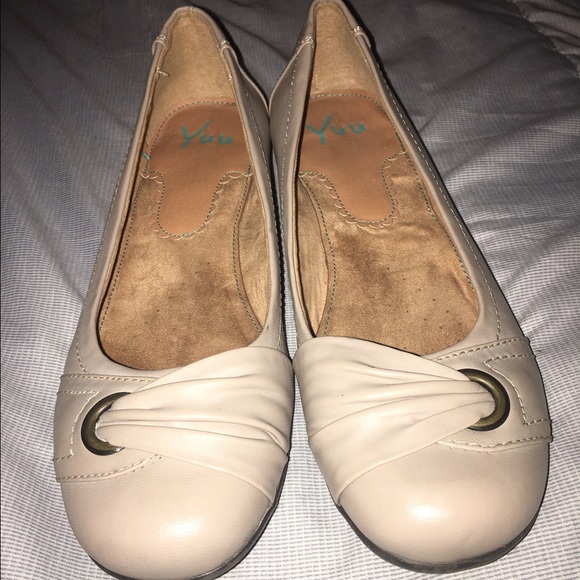 Yuu Beige Leather Flats!