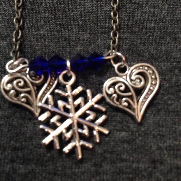 i heart winter snowflake delicate long necklace - Picture 2 of 3