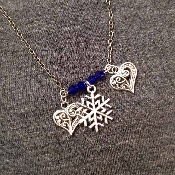 i heart winter snowflake delicate long necklace - Picture 3 of 3