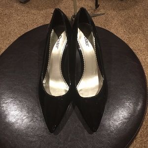 Black patent kitten heels 👠