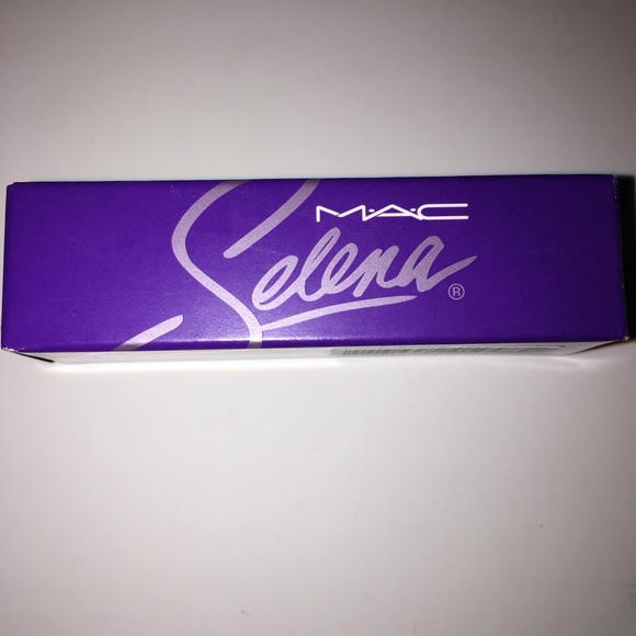 Selena's sexy red color lipstick. ❤️