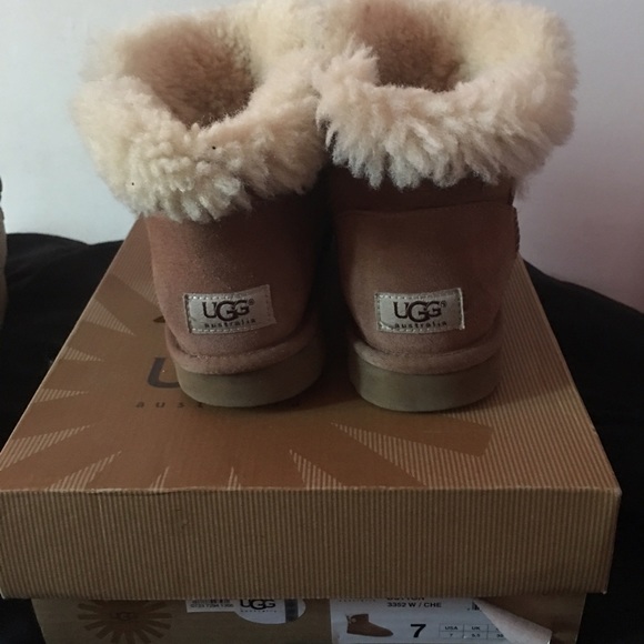 Authentic uggs! Still has its original box