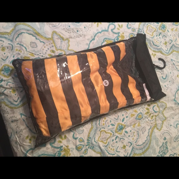 Sexy Queen Bee 🐝 🐝 Halloween Costume - Picture 2 of 4