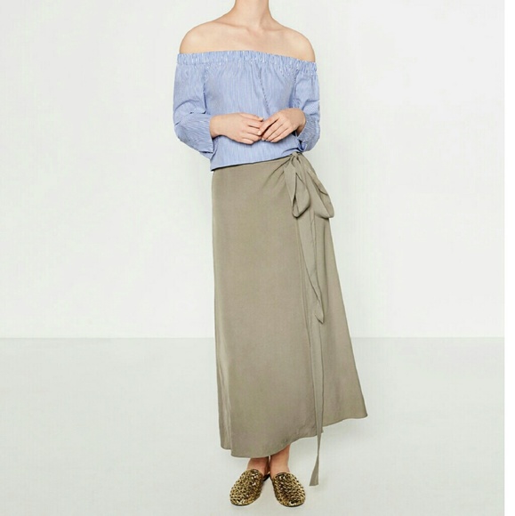 *markdown* Zara  poplin off shoulder top..