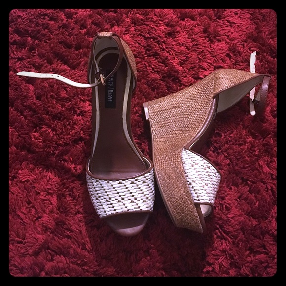 NWOT White House Black Market Elodie White Wedge 7