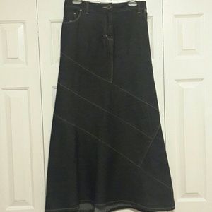 LIKE NEW DENIM SKIRT