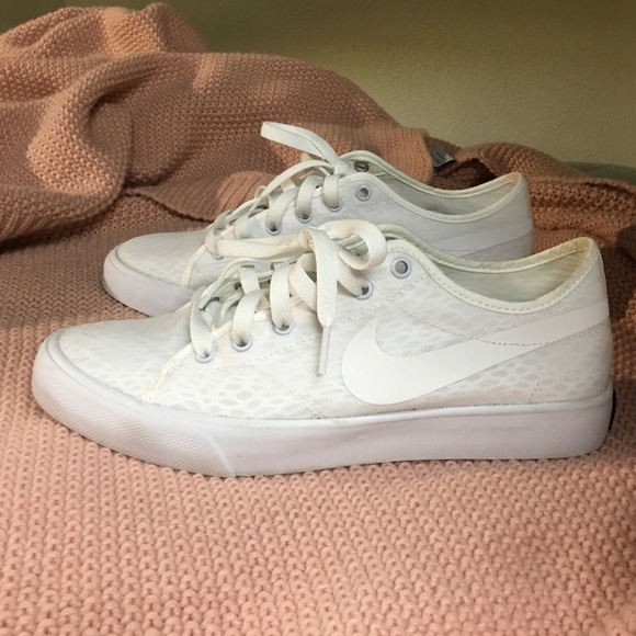 NWOT Nike Mesh Court Tennis Shoes/Sneakers