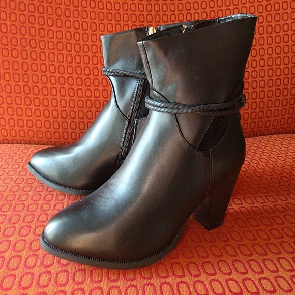 Never worn in box Womens black zipper boots