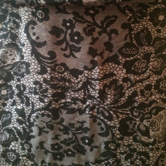 Halter Top that makes you look 10 pounds less - Picture 2 of 3