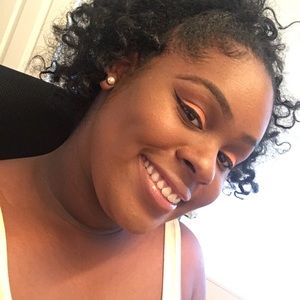 Meet your Posher, Davia