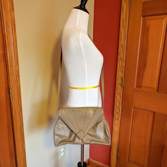 Vintage Handbags - Vintage tan Valencia vegan leather purse