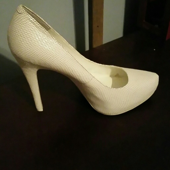 White pump