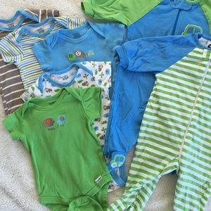 Gerber Bundle - 2 Sleepers (0-3M) 5 Onesies (3-6M)