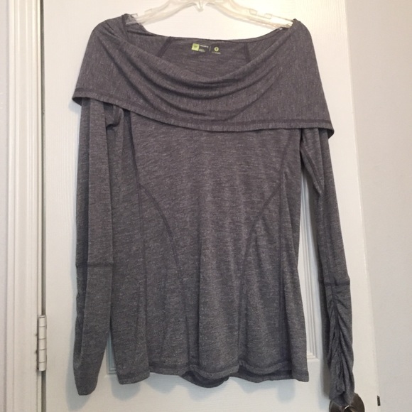 Athletic long sleeve pullover