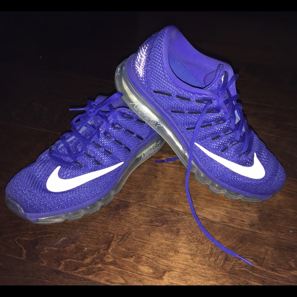 2016 Women's Size 11 Airmax (Nike)