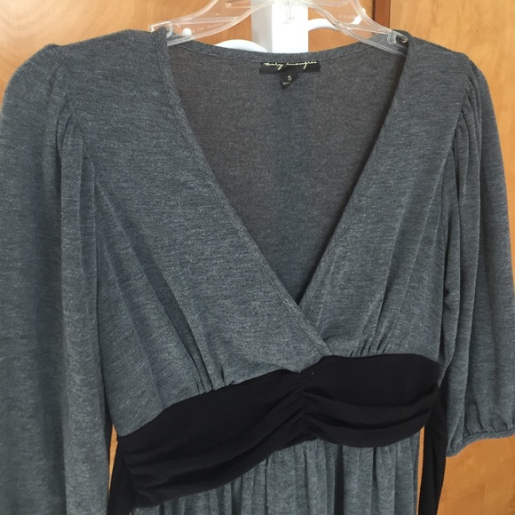 Classic v-neck gray shift dress - Picture 2 of 2