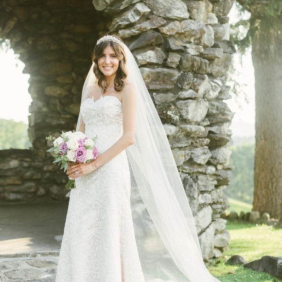 Wedding dress - Picture 2 of 4