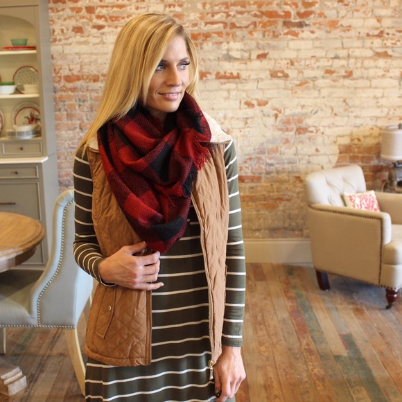 ✨RESTOCK✨Red black checker fringe infinity scarf - Picture 4 of 4