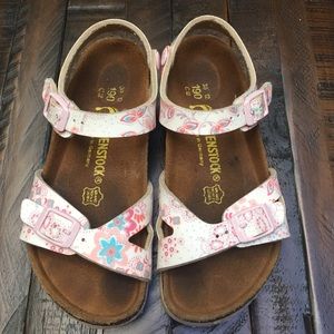 Little girls birekstocks.