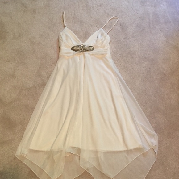 Spaghetti strap deep of the off-white dress