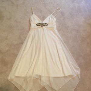 Spaghetti strap deep of the off-white dress