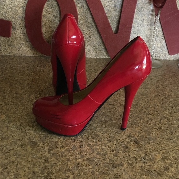 Red Guess pumps