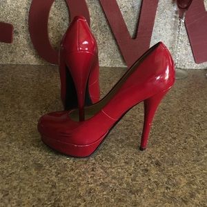 Red Guess pumps
