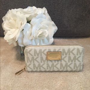 Micheal Kors Jet Set Vanilla Wallet