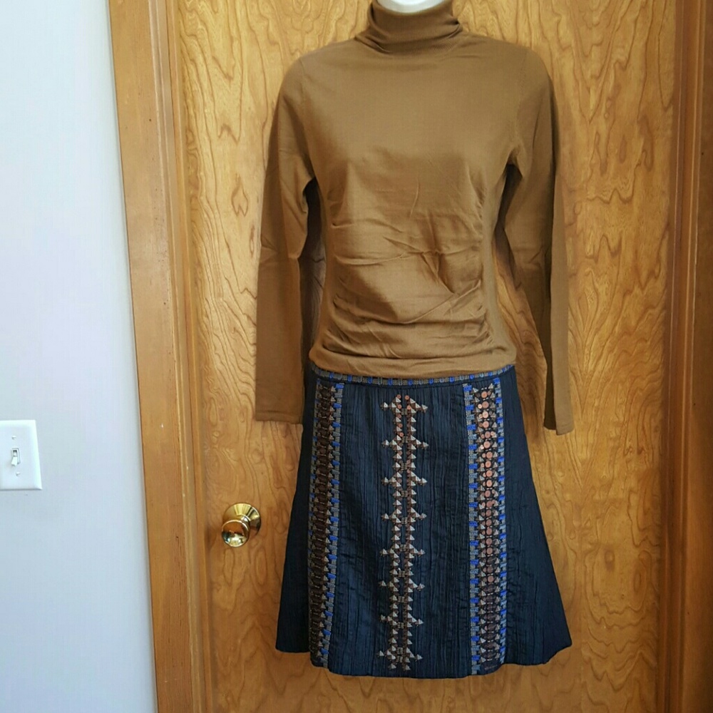 Beautifully beaded skirt! Metal detail/embroidery