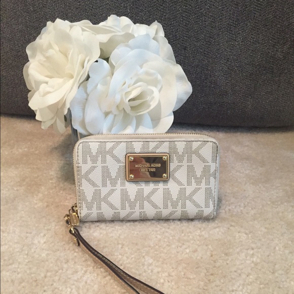 Micheal Kors Jet Set Vanilla Wristlet - Picture 1 of 4