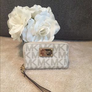 Micheal Kors Jet Set Vanilla Wristlet