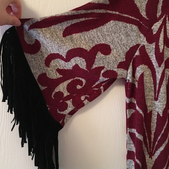 On or Off-the-shoulder top w/fringe trim sleeves - Picture 4 of 4