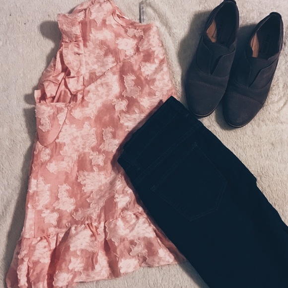 ✨SALE✨ NWT Pink floral shirt with ruffles