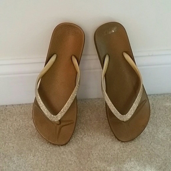 Flip Flops. Gold.
