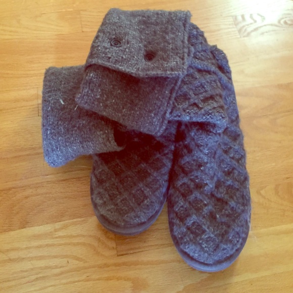 WOMENS gray button UGGs size 10