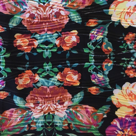 ❣️❗️FINAL PRICE➖DONATING SOON.
NWOT Floral mini skirt - Picture 3 of 4