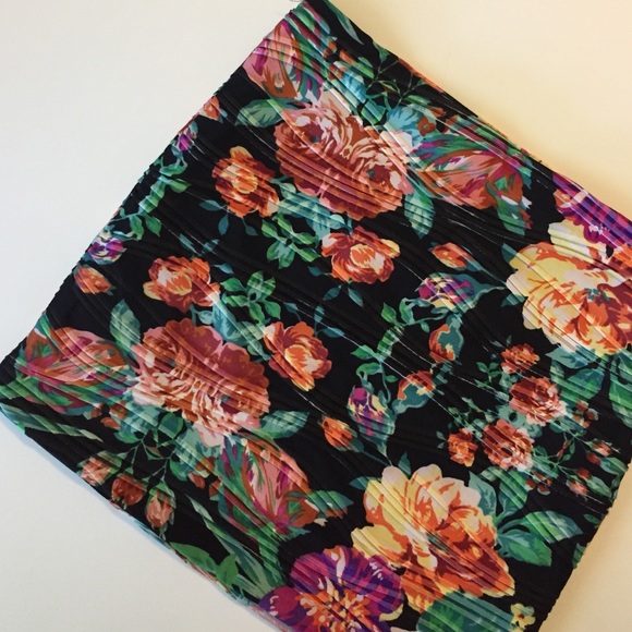 Dresses & Skirts - ❣️❗️FINAL PRICE➖DONATING SOON.
 NWOT Floral mini skirt
