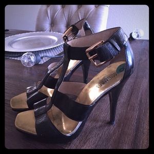 Michel Kors black leather heels with gold buckle 8